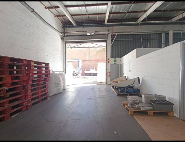 1,639M² WAREHOUSE TO LET IN NEW GERMANY